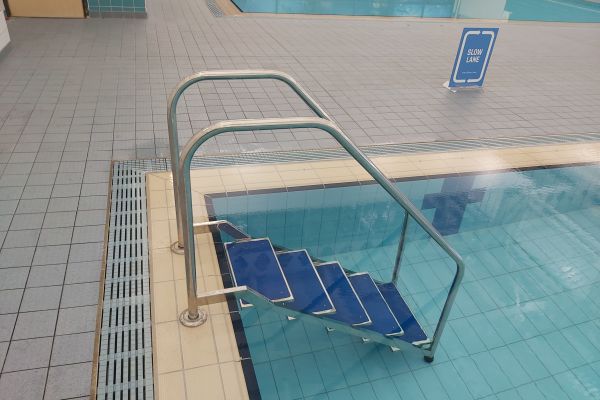 pool-steps-163E9D16D-7A96-15B0-1887-9C186B569B4E.jpg